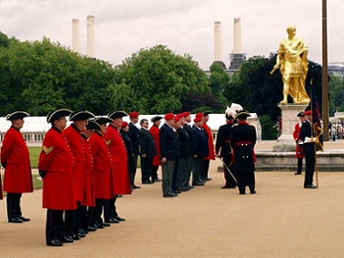 A wide angle picture of the parade group with the statue of King Charles 2nd in the background